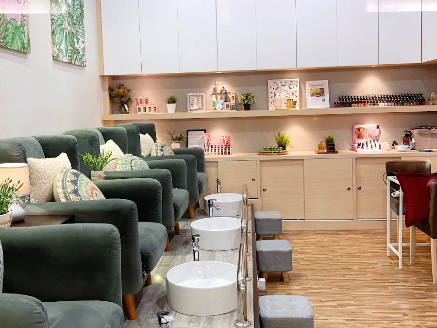 YOUNG Waxing & Nails